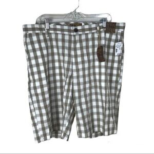 Men’s Pronto Uomo Plaid Shorts Inseam 11” men’s size 40
Tan white plaid